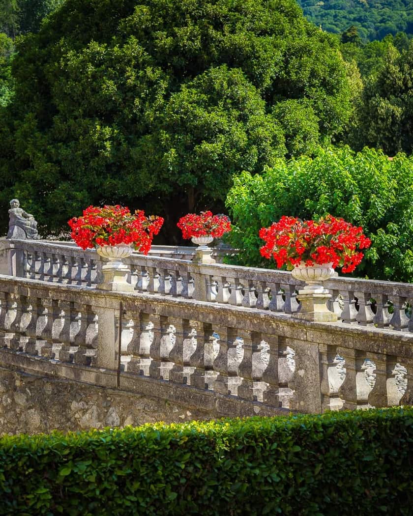 Facciata barocca di Villa Della Porta Bozzolo che domina il borgo con eleganza nobiliare