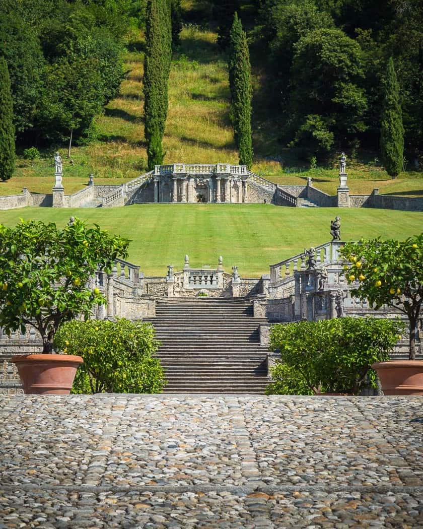 Biblioteca antica di Villa Della Porta Bozzolo con scaffali lignei e volumi rari