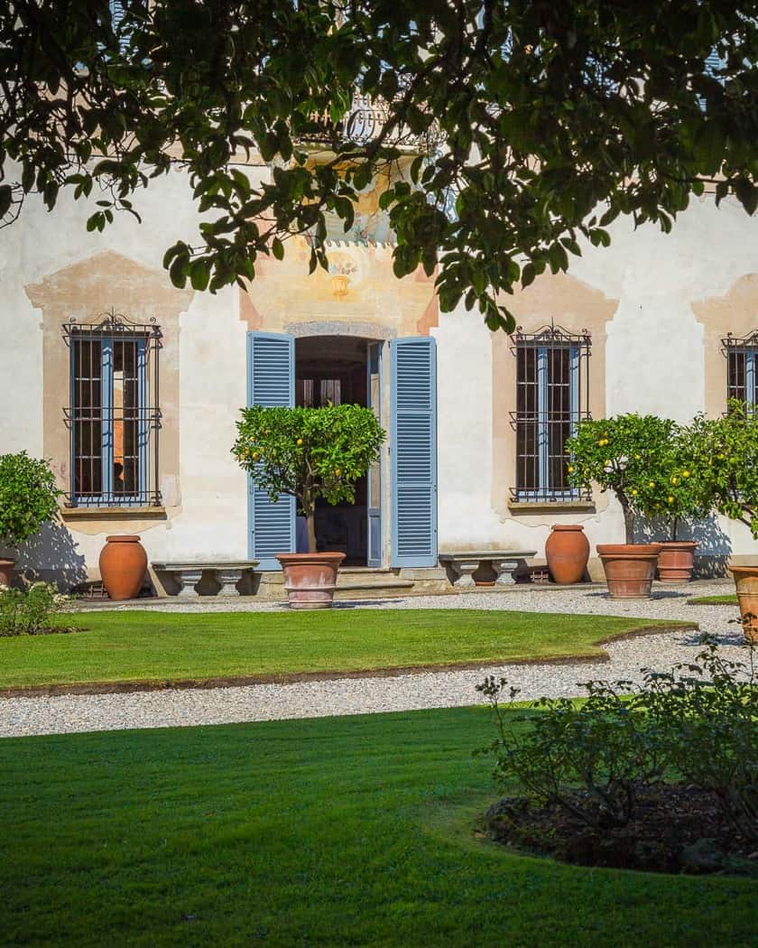 Veduta esterna della Villa immersa nel paesaggio lombardo verdeggiante