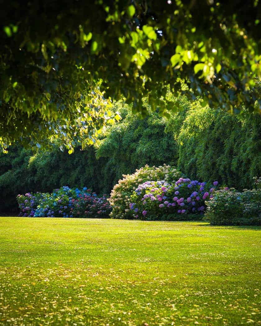 Veduta esterna della Villa immersa nel paesaggio lombardo verdeggiante