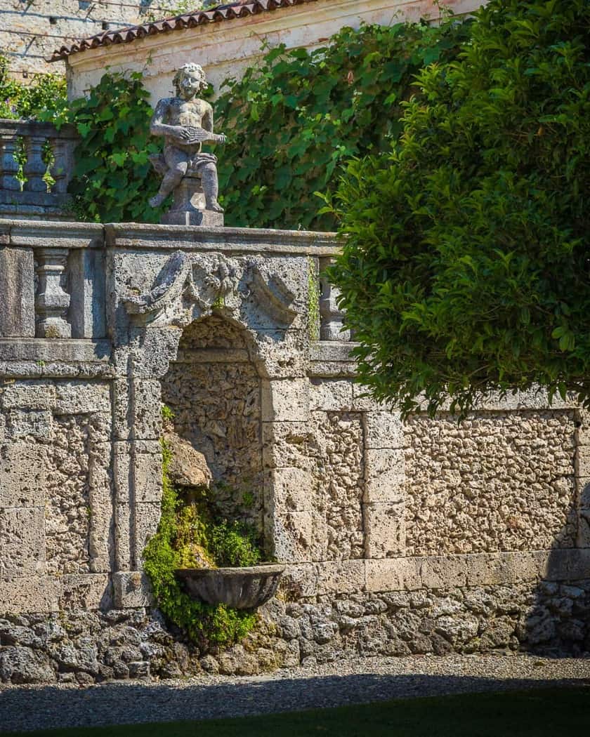 Interno raffinato della Villa Della Porta Bozzolo illuminato da grandi finestre