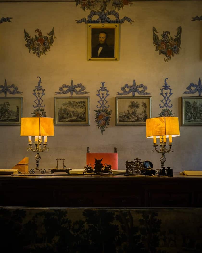 Veduta esterna della Villa immersa nel paesaggio lombardo verdeggiante