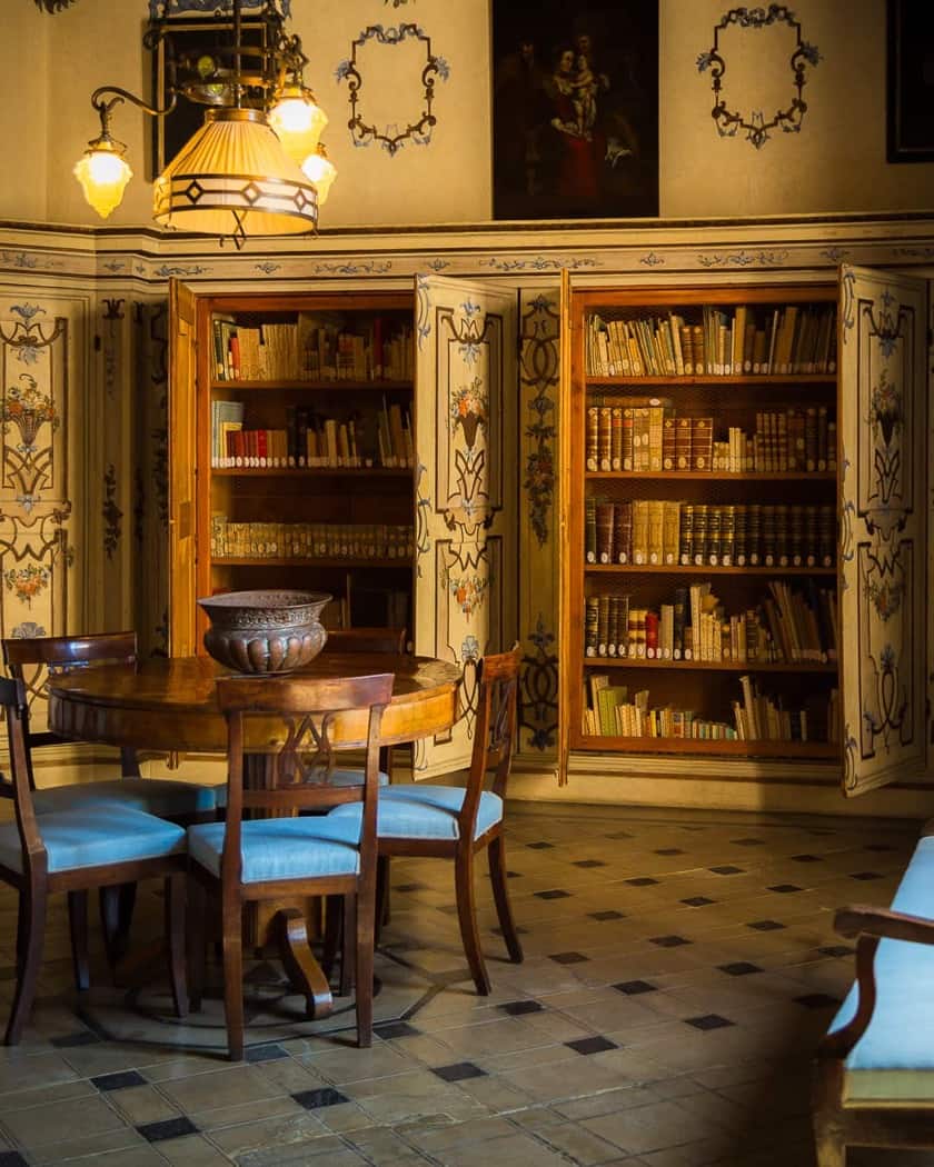 Salone settecentesco di Villa Della Porta Bozzolo con affreschi e arredi d’epoca