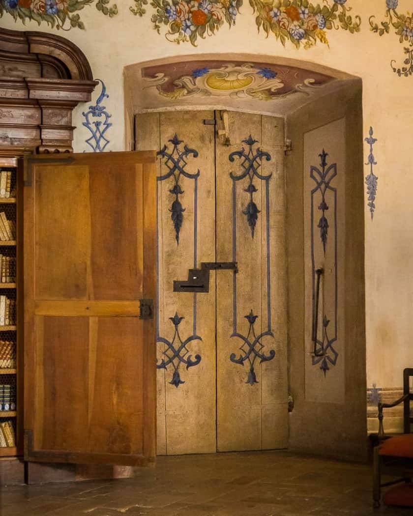 Statue barocche che impreziosiscono il parco della Villa Della Porta Bozzolo