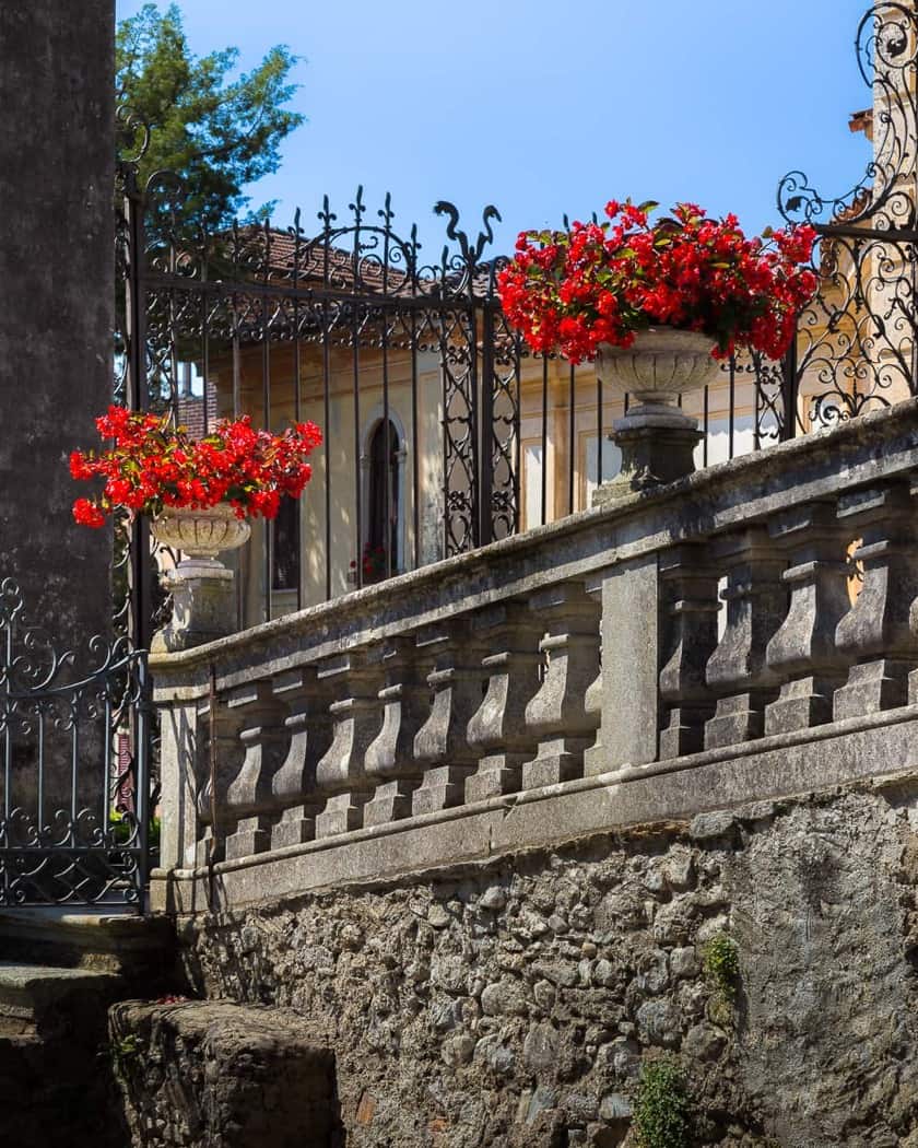 Giardino all’italiana di Villa Della Porta Bozzolo con siepi geometriche e prospettive scenografiche