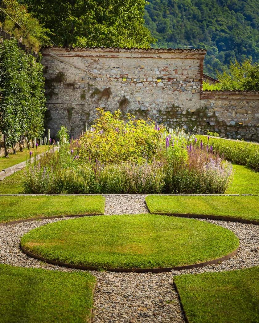 Giardino all’italiana di Villa Della Porta Bozzolo con siepi geometriche e prospettive scenografiche