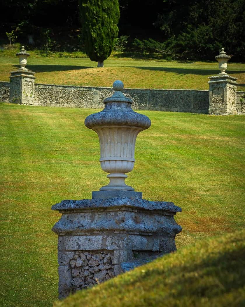Viale monumentale del giardino che sale verso il belvedere