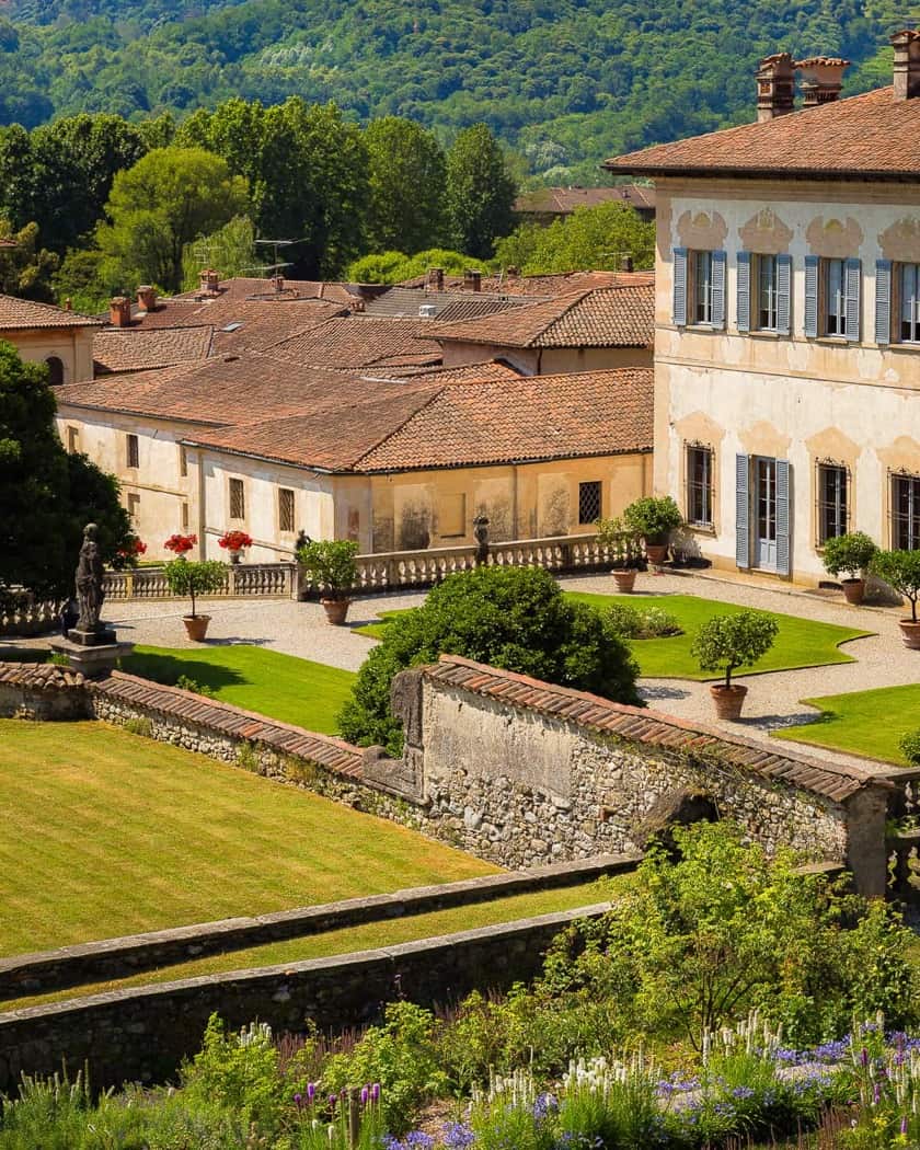 Salone settecentesco di Villa Della Porta Bozzolo con affreschi e arredi d’epoca