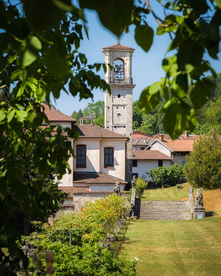 Panorama spettacolare dalla sommità del giardino verso le Prealpi lombarde