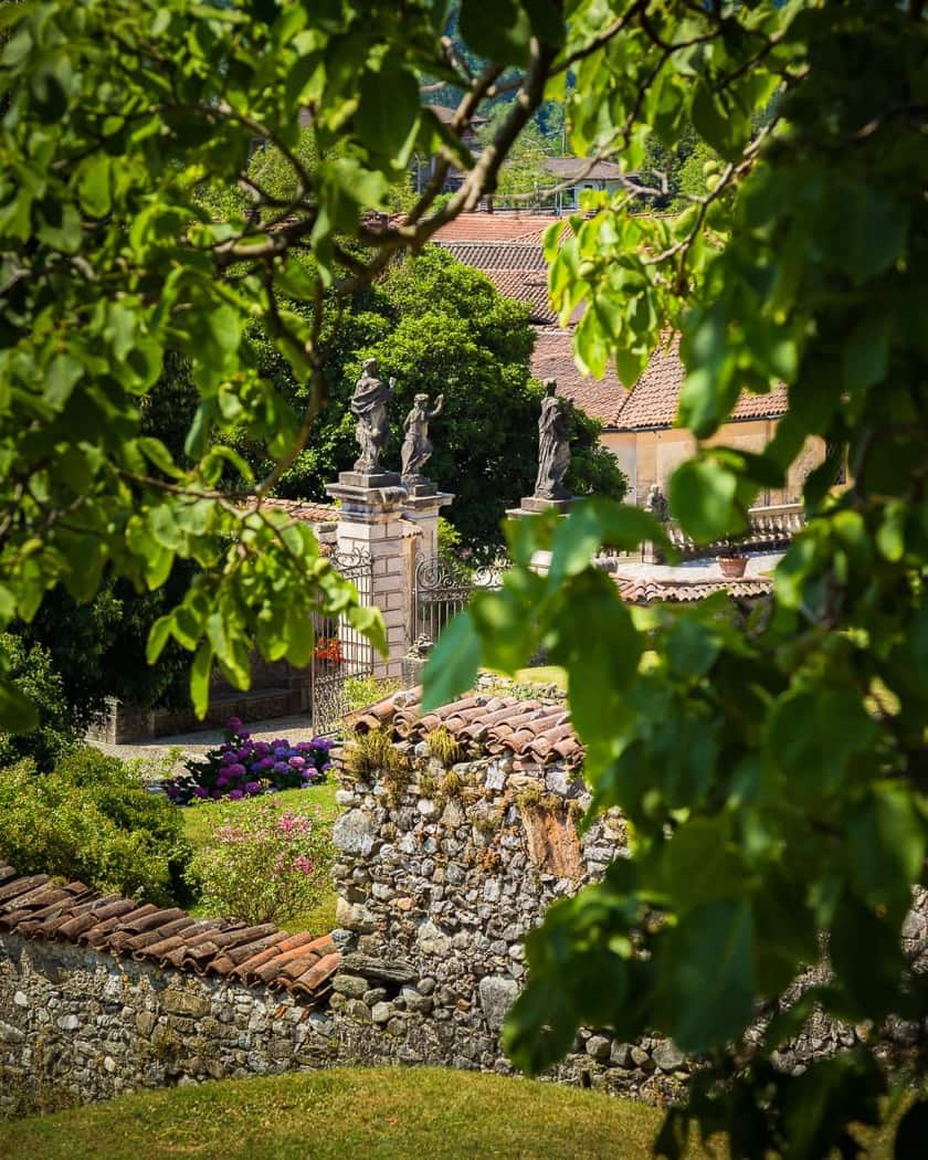 Facciata barocca di Villa Della Porta Bozzolo che domina il borgo con eleganza nobiliare