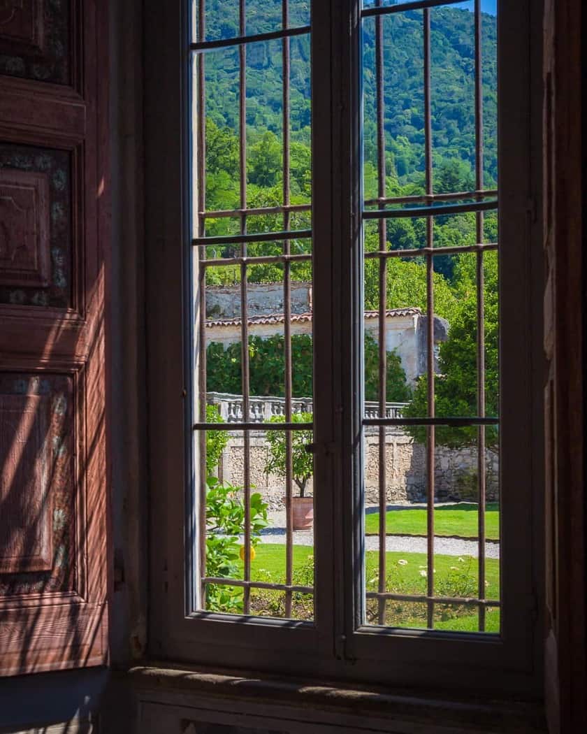 Facciata barocca di Villa Della Porta Bozzolo che domina il borgo con eleganza nobiliare